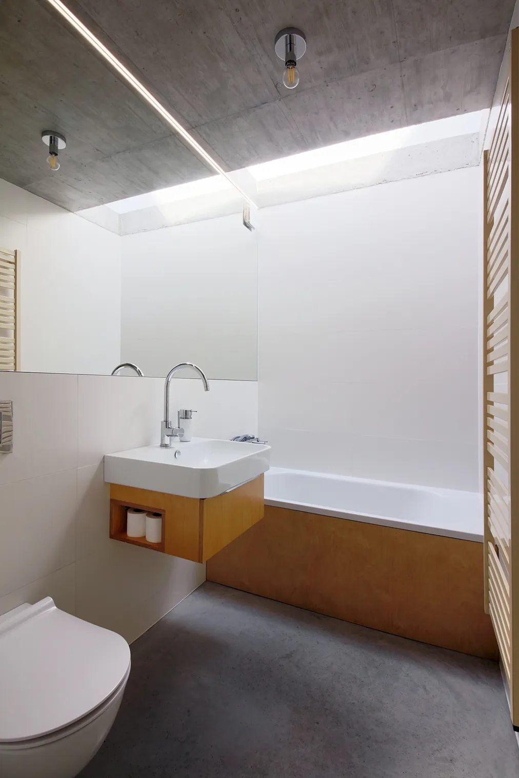 čistá bílá koupelna bydloarchitekti